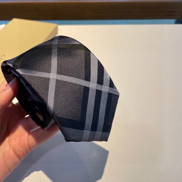 Burberry Men Classic Tie - Picture 2 of 6